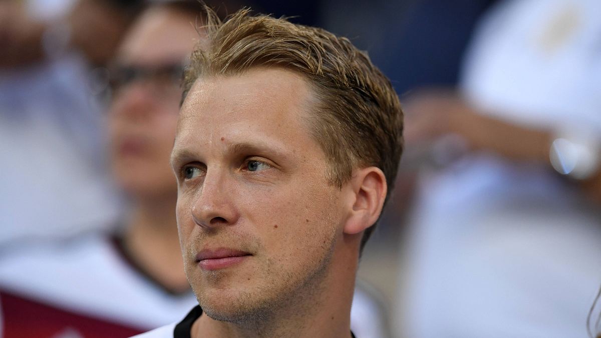 Oliver Pocher schaut nachdenklich und traurig in die Ferne