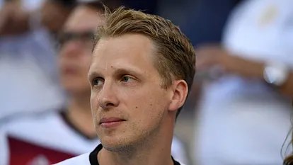 Oliver Pocher schaut nachdenklich und traurig in die Ferne