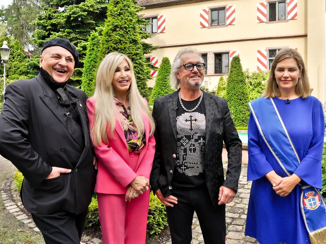 Die Jury steht aufgereiht vor dem Schloss Balthasar nebeneinander. 