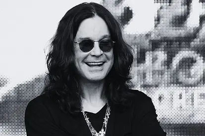 Ozzy Osbourne mit einem strahlenden Lächeln im Gesicht. 