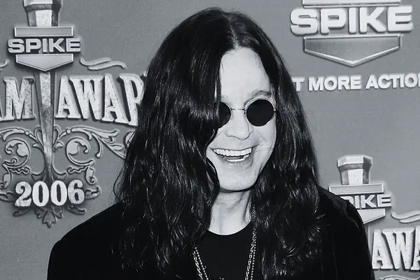 Ozzy Osbourne mit einem strahlenden Lächeln auf dem Gesicht. 