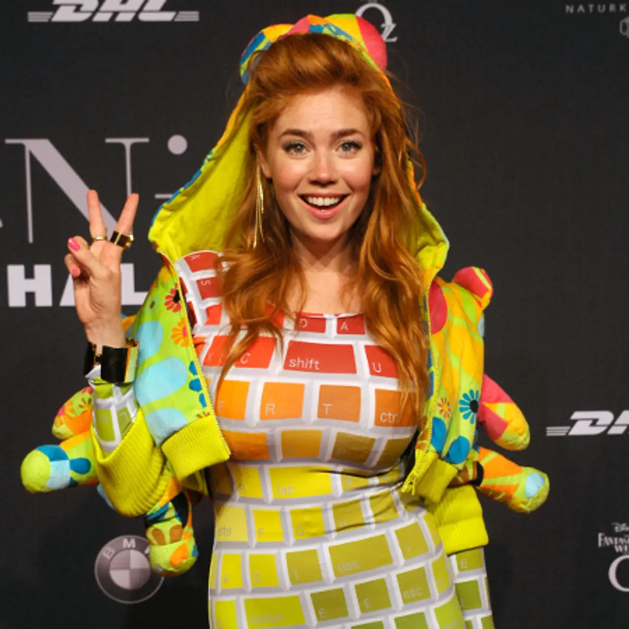 Palina Rojinski ist glücklich mit ihrer Brust. Palina Rojinski ist glücklich mit ihrer Brust. - Foto: Luca Teuchmann / Getty Images