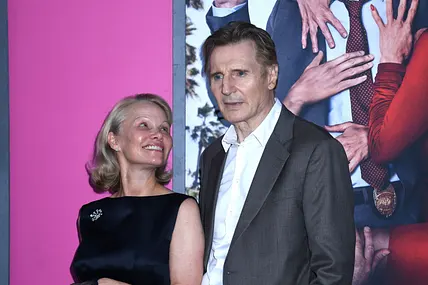 Pamela schaut Liam verliebt an, er schaut jedoch nach vorne. 