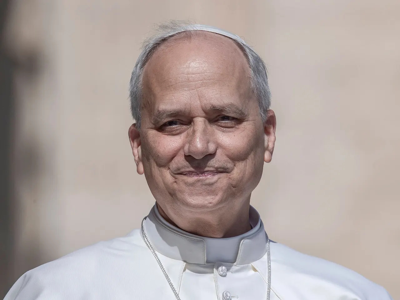 papst-leo-frueher Papst Leo XIV., hier glücklich und zufrieden in die Kamera lächelnd, war schon immer ein bodenständiger Mensch. - Foto: IMAGO / ZUMA Press Wire / Maria Grazia Picciarella
