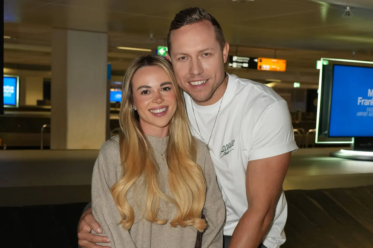 Patrick Romer und Annelie Henze posieren am Flughafen