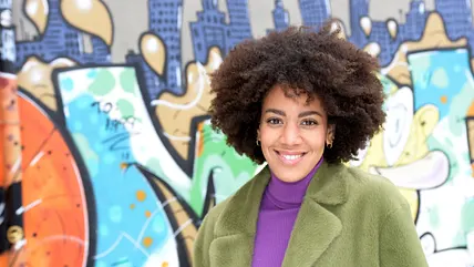 Pauline Afaja als Flo