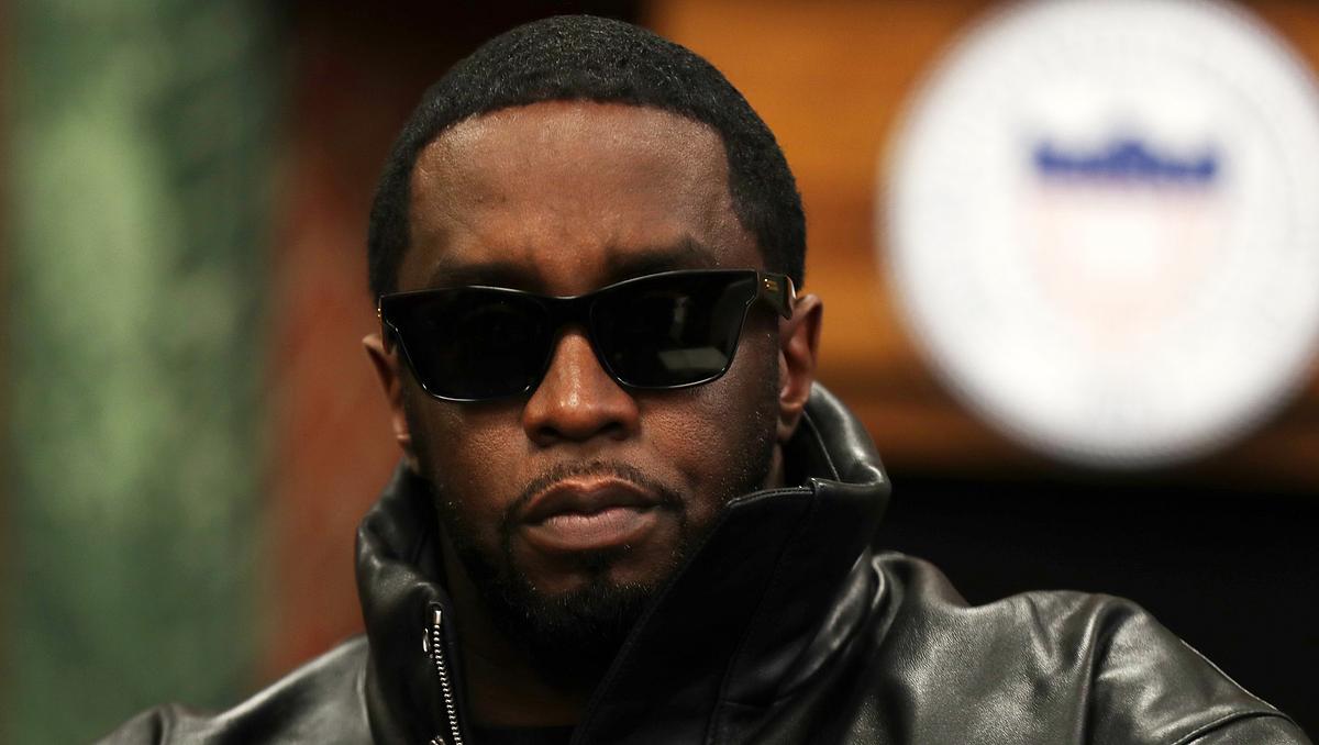 Rapper P.Diddy mit Sonnenbrille und schwarzer Jacke