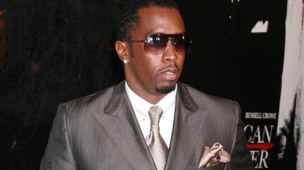 P. Diddy im grauen Anzug auf dem roten Teppich