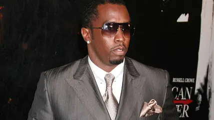 P. Diddy im grauen Anzug auf dem roten Teppich