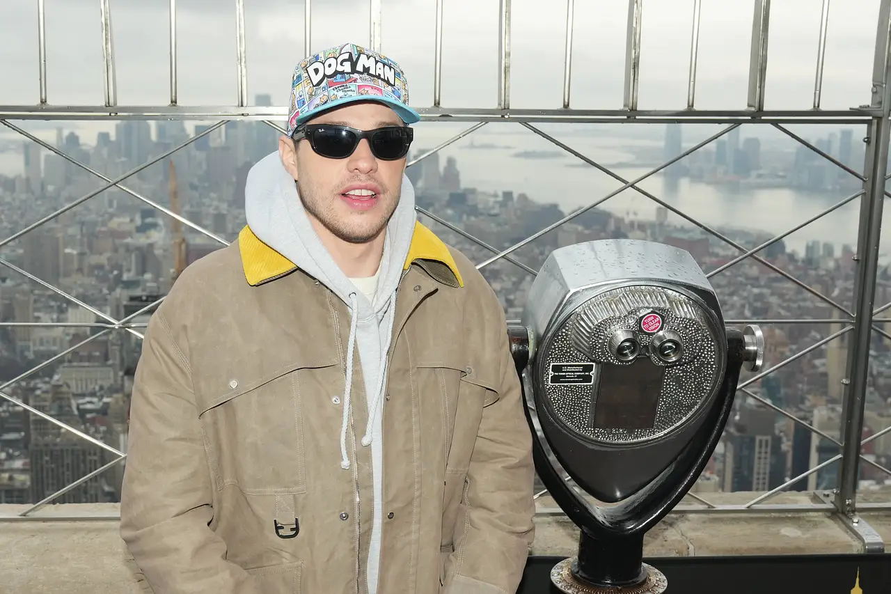 Pete Davidson auf der Aussichtsplattform des Empire State Buildings in New York.
