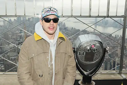 Pete Davidson auf der Aussichtsplattform des Empire State Buildings in New York.