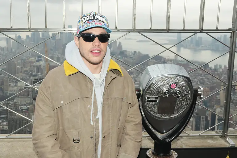 Pete Davidson auf der Aussichtsplattform des Empire State Buildings in New York.