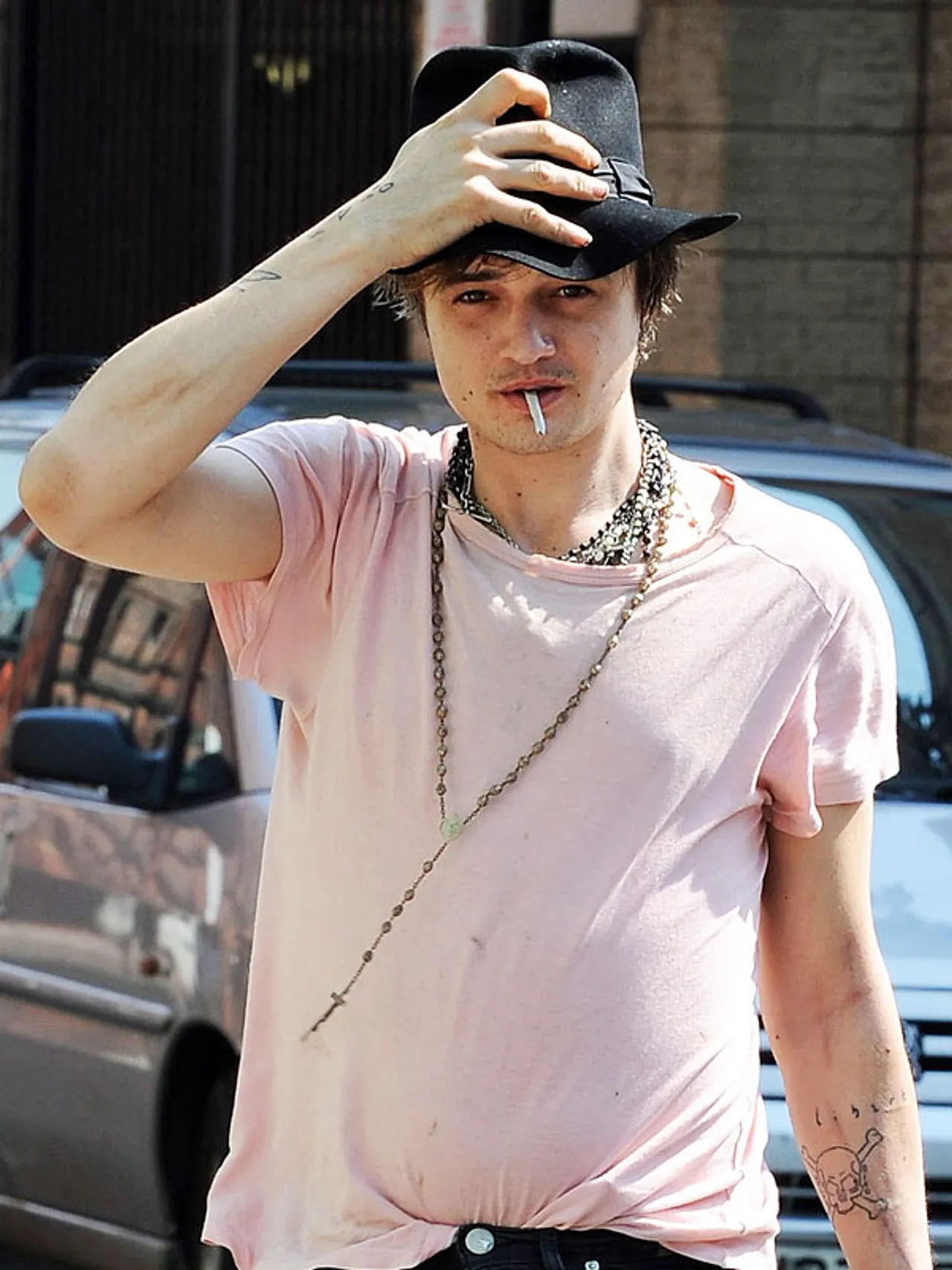 Die fiesesten Läster-Attacken von Karl LagerfeldArmer Pete! Babyshambles-Sänger Pete Doherty (33) hat ja mit seinen Drogenentzugsversuchen schon genug Ärger. Jetzt haut auch noch Karl Lagerfeld auf ihn drauf: "Seine Musik, sein Look - Die fiesesten Läster-Attacken von Karl LagerfeldArmer Pete! Babyshambles-Sänger Pete Doherty (33) hat ja mit seinen Drogenentzugsversuchen schon genug Ärger. Jetzt haut auch noch Karl Lagerfeld auf ihn drauf: "Seine Musik, sein Look - - Foto: GettyImages