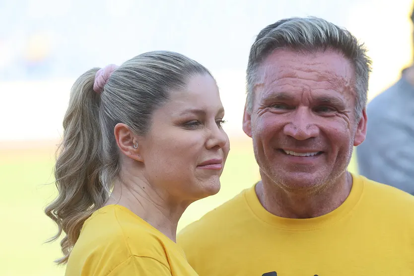 Peter Klein und Yvonne Woelke in gelben T-Shirts.