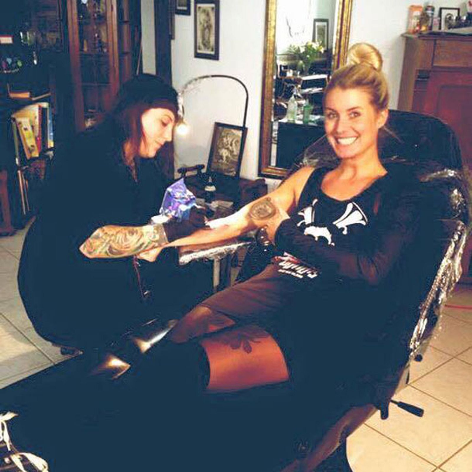 Pia Tillmann zeigt ihr neues Tattoo InTouch