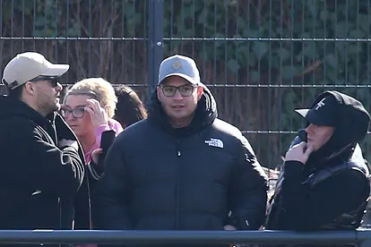 Pietro Lombardi, hier in schwarzer Daunenjacke mit Freunden am Rande eines Fußballspiels, musste zu Hause ausziehen.