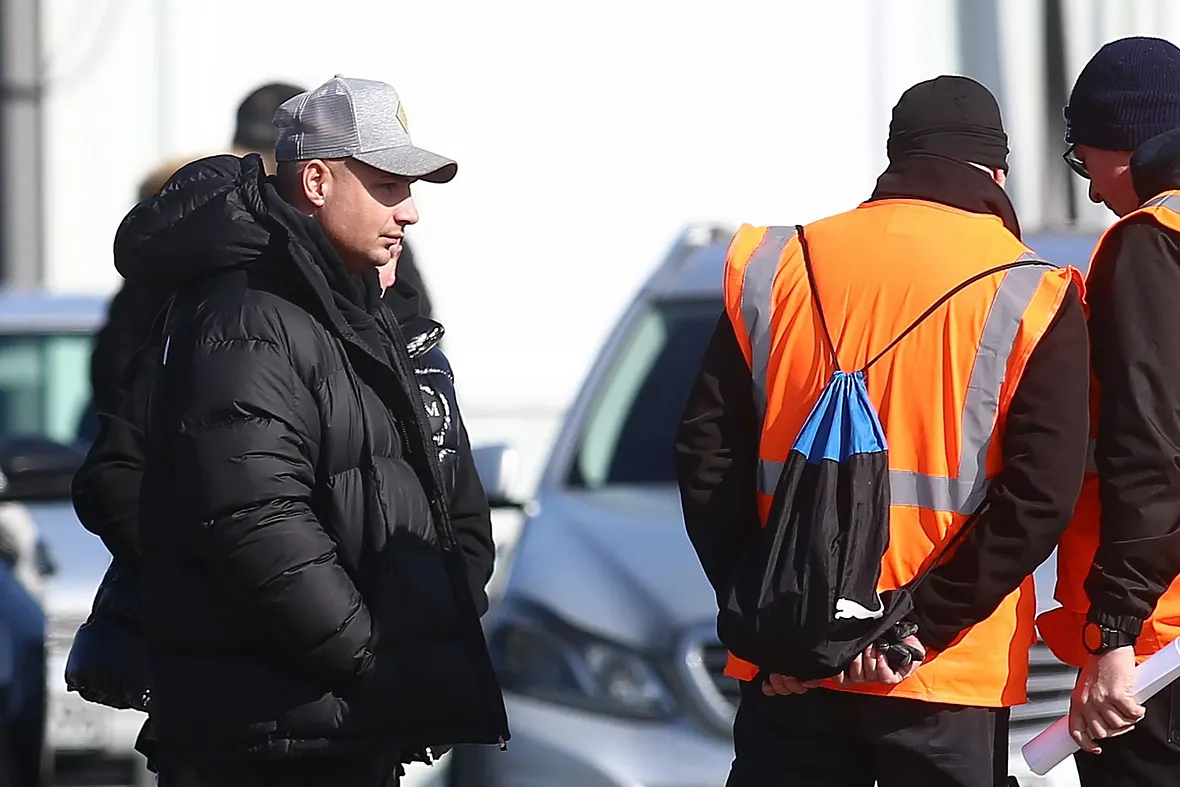 Pietro Lombardi, hier ganz in Schwarz und mit Kappe beim Besuch eines Fußballspiels, ist nach der Trennung wieder zurück.