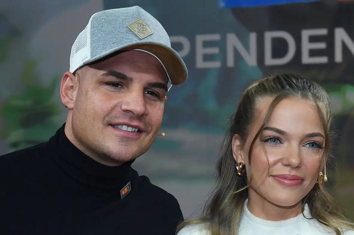 Pietro Lombardi und Laura Maria Rypa schauen in die Ferne. Während er lächelt, guckt sie ernst.