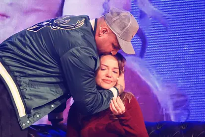 Pietro Lombardi und Laura Maria Rypa Anfang 2025 bei "OMG, das Couchgespräch": Er legt die Hand um sie und gibt ihr einen Kuss auf den Kopf.