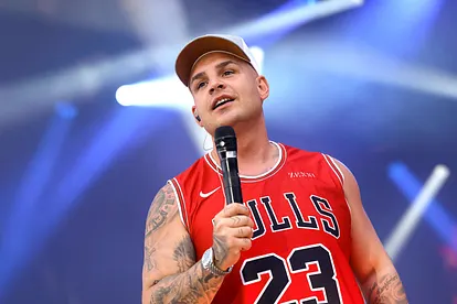 Pietro Lombardi trägt ein ärmelloses Basketball-Shirt und hält ein Mikrofon in der Hand. 