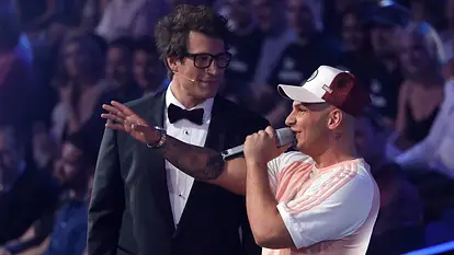 Pietro Lombardi steht bei einer "Let's Dance"-Show neben Daniel Hartwig