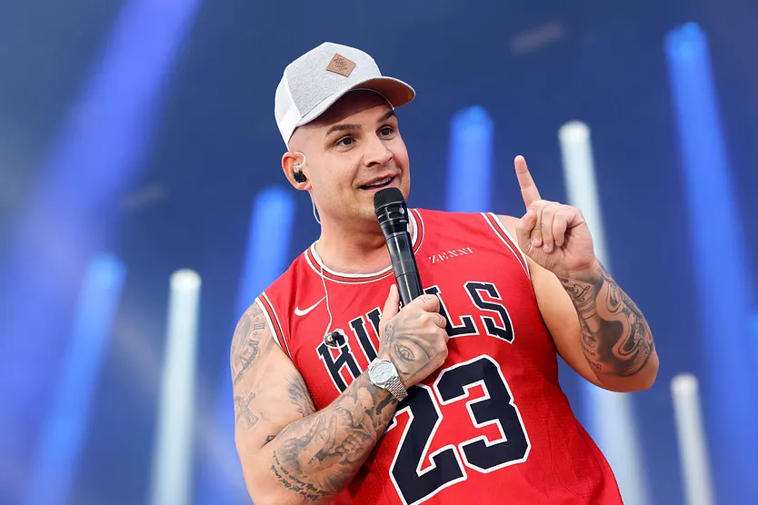Pietro Lombardi singt auf dem Katta Kinderfestival in der Rudolf Weber-Arena in Oberhausen, am 15.06.2025 in Nordrhein-Westfalen