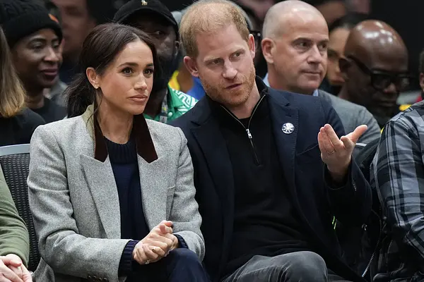 Prinz Harry und Herzogin Meghan unterhalten sich.