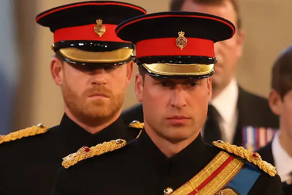 Prinz William & Prinz Harry schauen traurig.