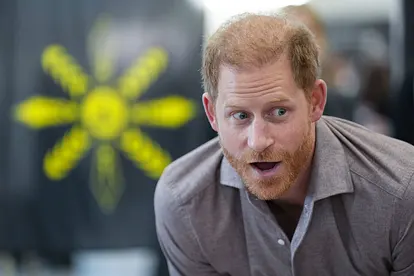 Prinz Harry schaut erschrocken in die Ferne.