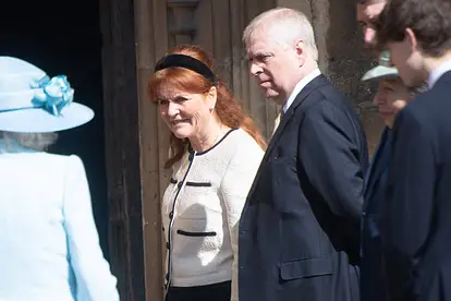 Sarah Ferguson und Prinz Andrew blicken zur Seite.