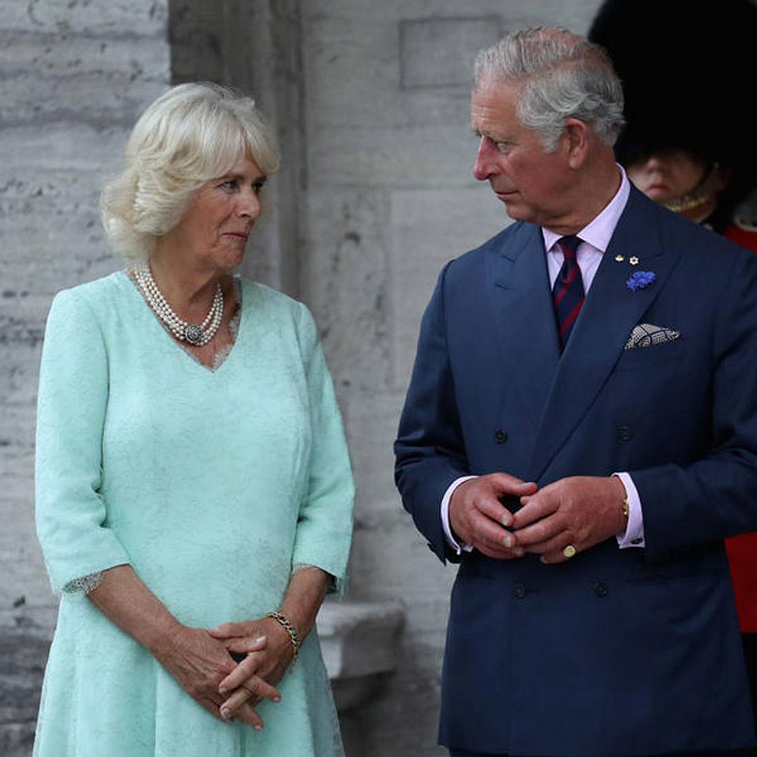 Wird Herzogin Camilla sich für Charles unters Messer legen?