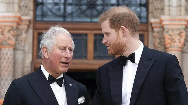 König Charles und Prinz Harry