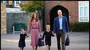 Prinz George mit seinen Eltern Kate und William und Schwester - Foto: Imago