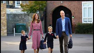 Prinz George mit seinen Eltern Kate und William und Schwester - Foto: Imago