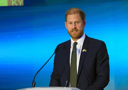 Prinz Harry: Enthüllung! Sollte eigentlich er König werden? Prinz Harry steht an einem Rednerpult und spricht.