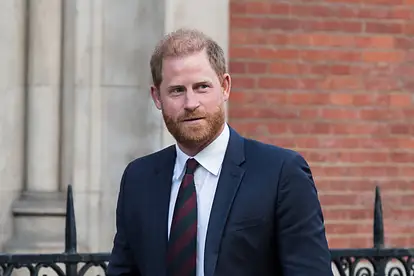 Prinz Harry in einem dunkelblauen Smoking, er wirkt angespannt und schaut zur Seite.