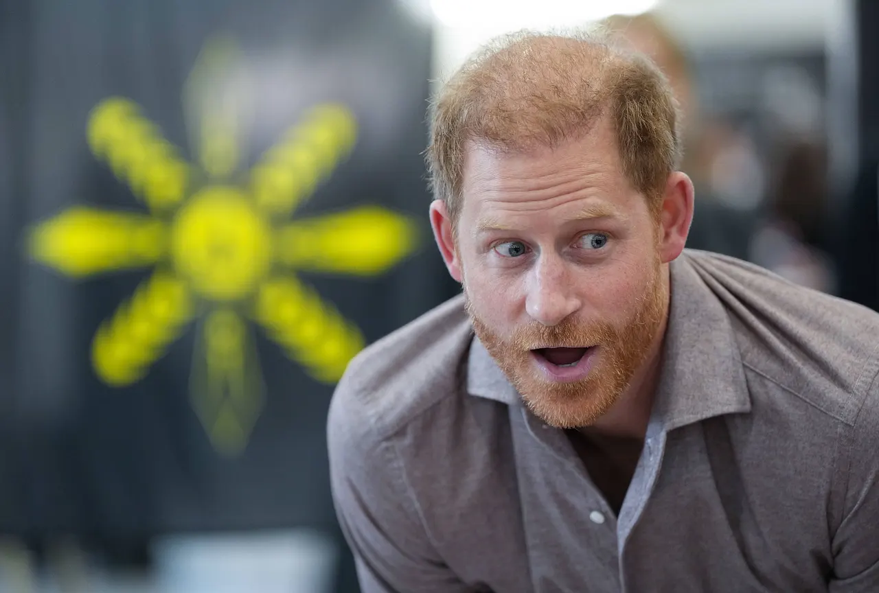 Prinz Harry schaut erschrocken in die Ferne. - Foto: IMAGO / ZUMA Press