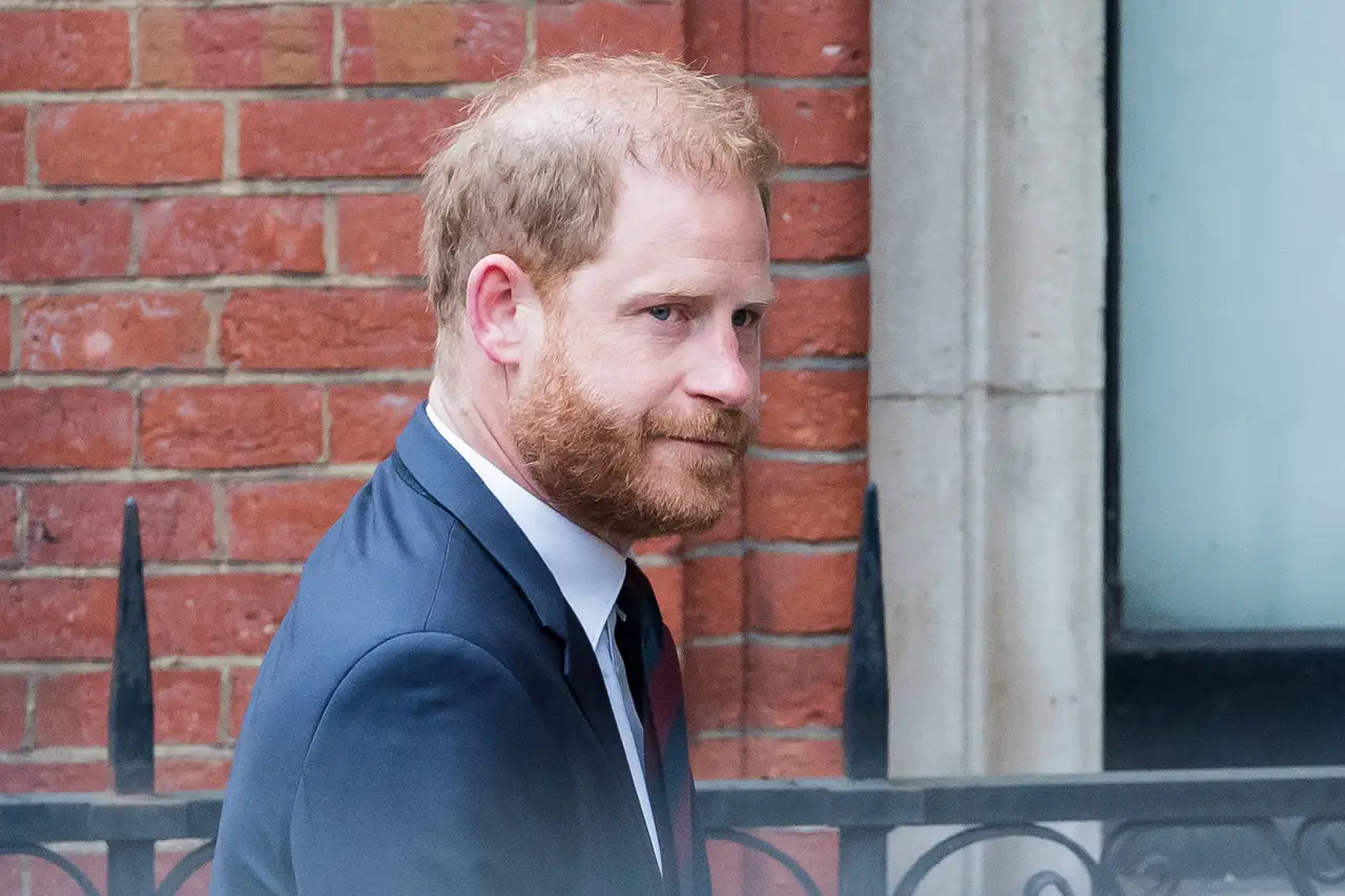 prinz-harry-versoehnung-imago810321129 Prinz Harry trägt einen Anzug und wird in London mit ernster Miene von Fotografen abgelichtet. - Foto: IMAGO / NurPhoto