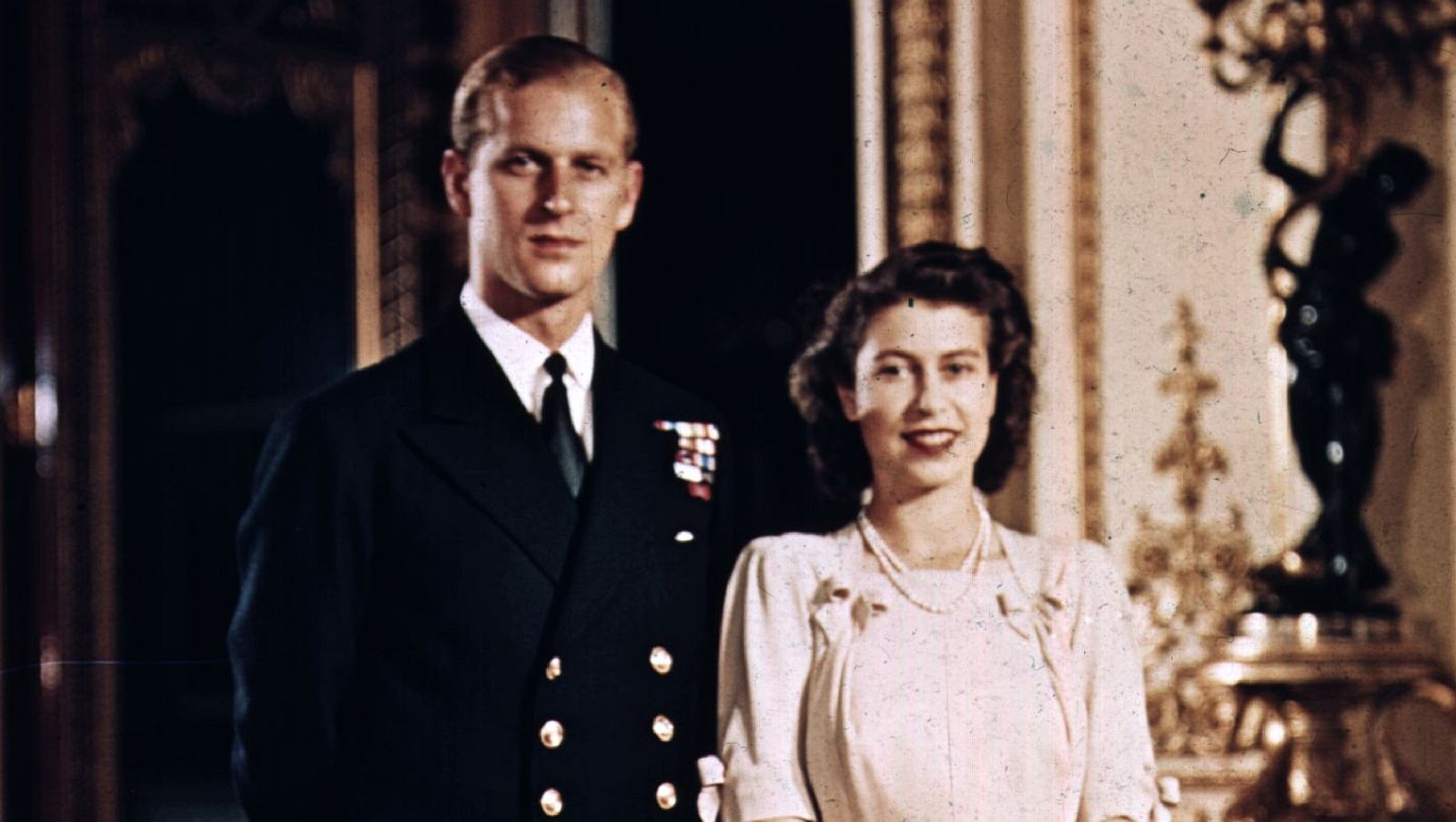 Queen Elizabeth Und Prinz Philip Susse Uberraschung An Ihrem 73 Hochzeitstag Intouch