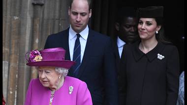 Queen Elizabeth II., Prinz William, Herzogin Kate - Foto: IMAGO / Parsons Media