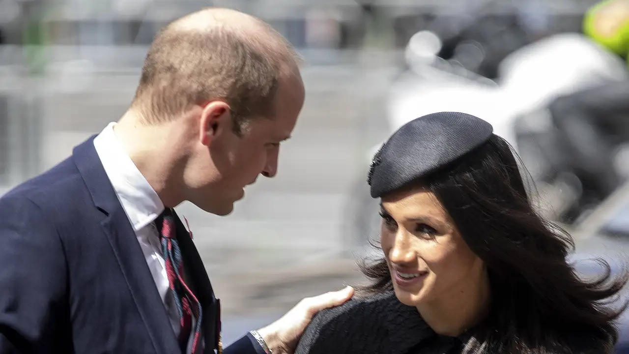 Prinz William & Herzogin Meghan Prinz William fasst Herzogin Meghan an die Schulter, sie lächelt - Foto: IMAGO / Parsons Media