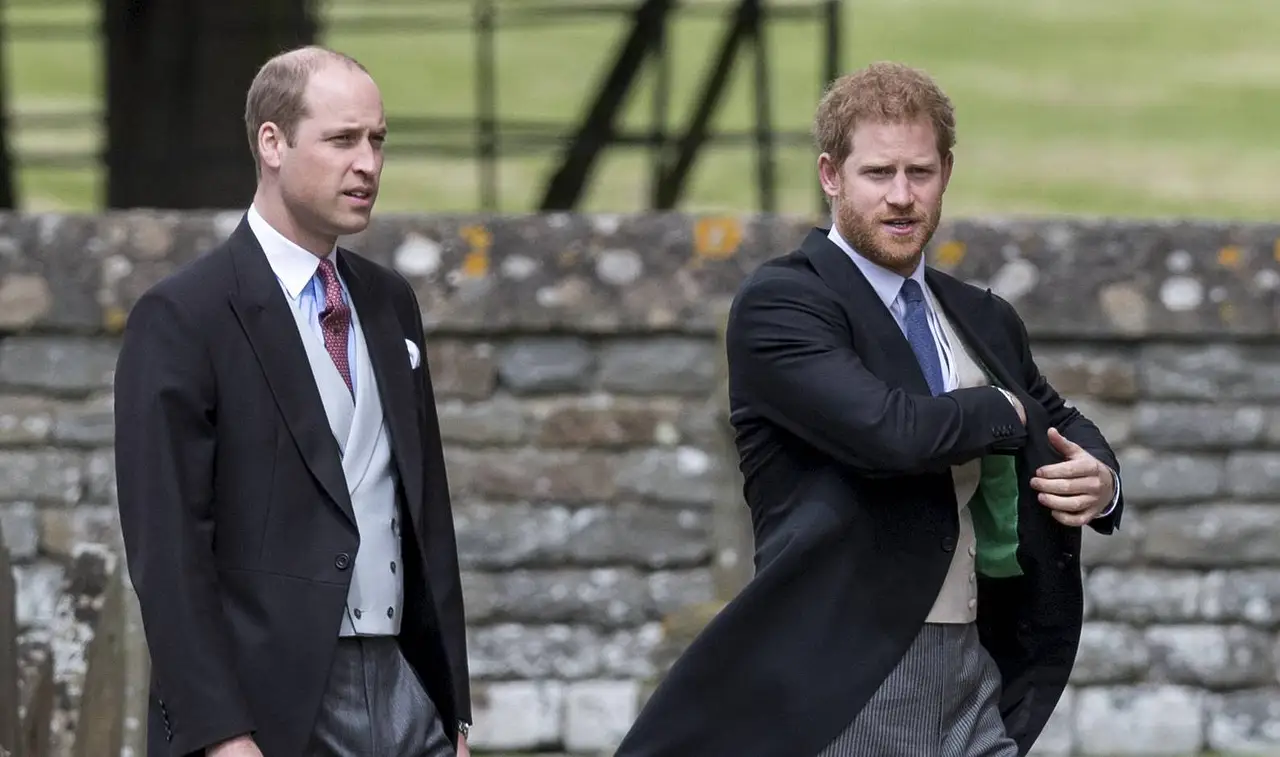 prinz-william-prinz-harry-versoehnung-imago78720698 Prinz William und Prinz Harry laufen mit ernster Miene nebeneinander her. - Foto: IMAGO / Starface