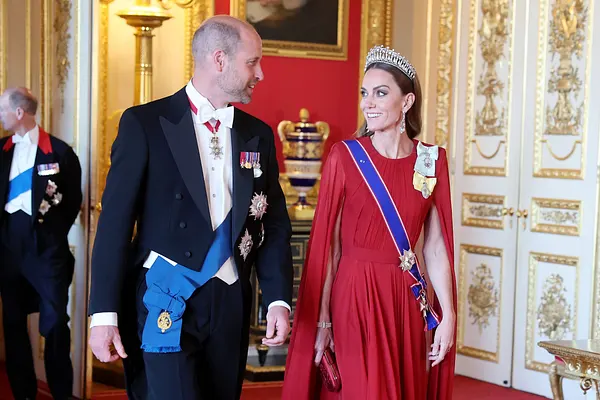 Prinz William und Prinzessin Kate laufen durchs Schloss und blicken sich tief in die Augen.