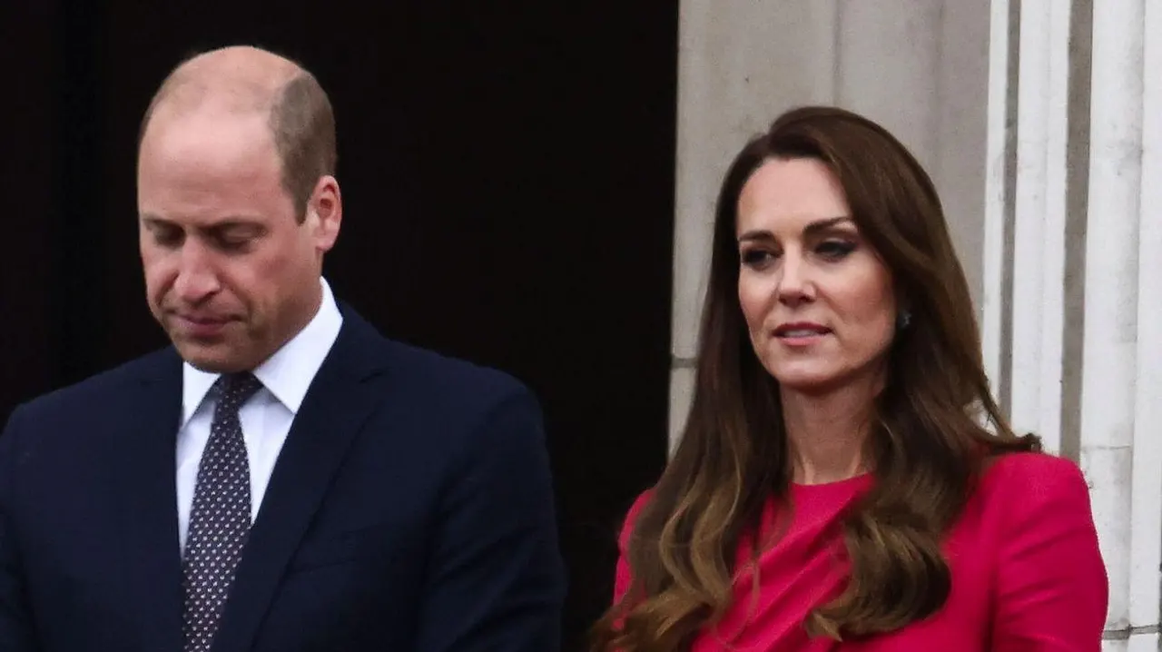 Prinz William und Herzogin Kate Kurz vor Wutanfall? Prinz William schaut beschämt zu Boden, Herzogin Kate wirkt ernst - Foto: REUTERS / Alamy Stock Photo / Alamy Stock Photo