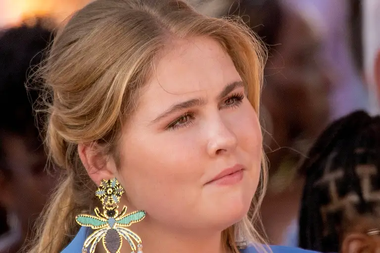 Kronprinzessin Amalia schaut nachdenklich in die Ferne