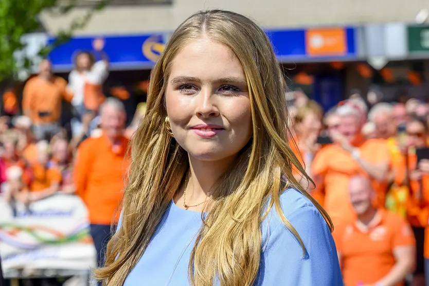 Prinzessin Amalia schaut in die Ferne und lächelt leicht