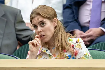 Prinzessin Beatrice: Ergreift sie die Flucht? Prinzessin Beatrice sitzt im Publikum und kaut an ihrem Daumennagel. Sie blickt ernst.