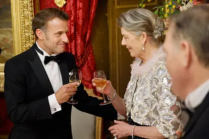 Prinzessin Caroline und Emmanuel Macron prosten sich zu.