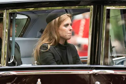 Prinzessin Eugenie sitzt mit ernster Miene in einem Auto. Eine schwere Operation hat Narben hinterlassen.