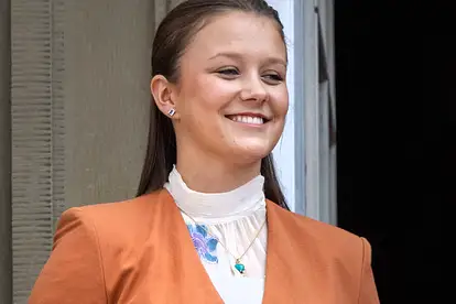 Prinzessin Isabella lächelt in die Ferne.
